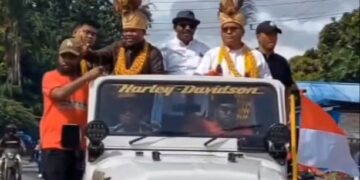 Tiba Di Manokwari, Pasangan Hero Disambut Dan Diarak Keliling Kota