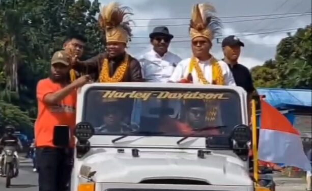 Tiba Di Manokwari, Pasangan Hero Disambut Dan Diarak Keliling Kota