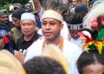 Yo-Join Disambut dan Diarak Ribuan Pendukungnya Di Bintuni