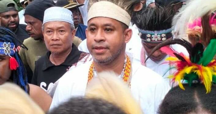 Yo-Join Disambut dan Diarak Ribuan Pendukungnya Di Bintuni