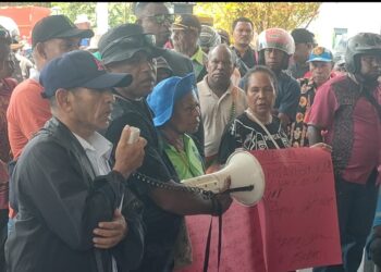 Geruduk Kantor Kejati Pendemo Minta Periksa Pemda Manokwari Tunggakan Gaji