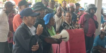 Geruduk Kantor Kejati Pendemo Minta Periksa Pemda Manokwari Tunggakan Gaji