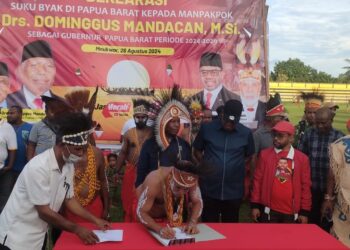 Suku Byak Papua Barat Deklarasi Dominggus Mandacan dan Mohammad Lakotani sebagai Gubernur dan Wakil Gubernur