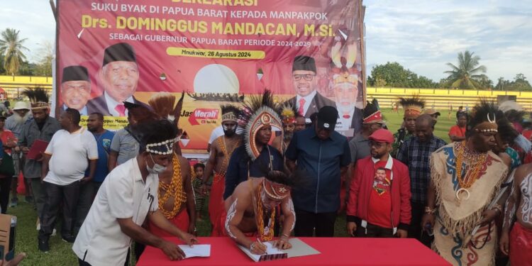 Suku Byak Papua Barat Deklarasi Dominggus Mandacan dan Mohammad Lakotani sebagai Gubernur dan Wakil Gubernur