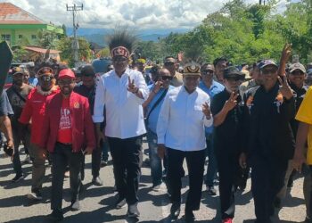 Bakal Calon Gubernur, dan Wakil Gubernur Papua Dominggus Mandacan dan Mohammad Lakotani Daftar di KPU