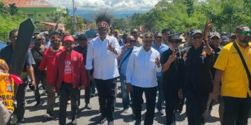 Bakal Calon Gubernur, dan Wakil Gubernur Papua Dominggus Mandacan dan Mohammad Lakotani Daftar di KPU