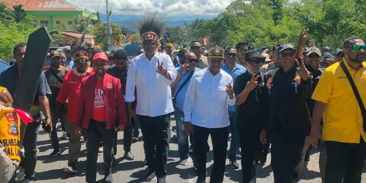 Bakal Calon Gubernur, dan Wakil Gubernur Papua Dominggus Mandacan dan Mohammad Lakotani Daftar di KPU