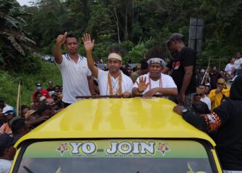 Yo-Join Digandeng Ribuan Pendukung Daftar Diri Ke KPUD Teluk Bintuni